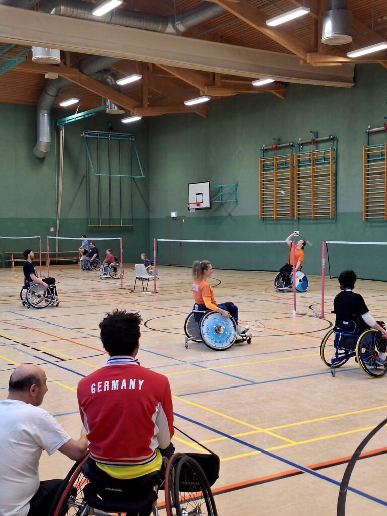 ...mit Integra, Mixed, Damen-Doppel und Herren-Einzel-Spielen